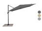 Un parasol gris à balancier avec un socle en pierre.