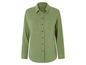 Une chemise à manches longues vert clair à boutons.