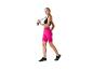 Femme en vêtements de sport rose et chaussures noires tenant une corde à sauter.