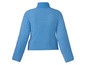 Un pull bleu à col roulé.