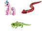 Une licorne rose, un serpent rouge et un lézard vert, des jouets en forme d'animaux.