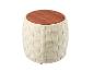 Tabouret rond en osier beige avec plateau en bois marron.