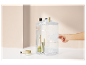 Un organisateur de cosmétiques transparent et rotatif rempli de divers produits de beauté.