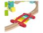 Ensemble de train en bois avec rails, pont xylophone et blocs de construction colorés.