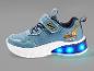 Des baskets bleues avec une pelleteuse jaune et des lumières LED bleues