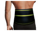 Un homme porte une ceinture de soutien noire avec des accents verts.