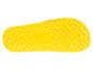Semelle jaune d'une pantoufle avec un motif en zigzag.
