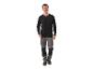 Homme en t-shirt noir à manches longues et pantalon de travail gris.