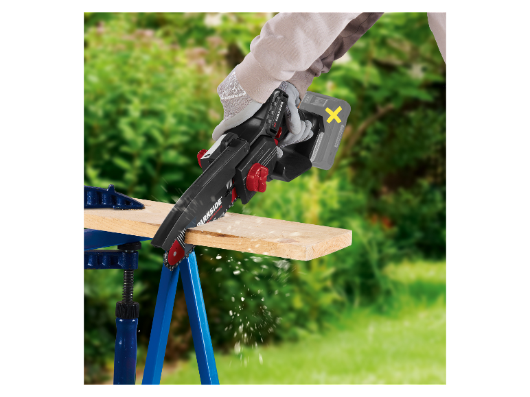 Une personne utilise une tronçonneuse Parkside pour couper une planche de bois.