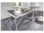Tables pliantes avec du papier peint et des fournitures de peinture.