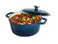 Cocotte en fonte bleue remplie d'un ragoût de viande et de légumes.