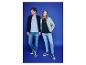 Deux jeunes portent des t-shirts et des vestes zippées, des jeans et des baskets sur fond bleu.
