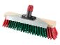 Brosse avec poils rouges et verts, base en bois et fixation noire et rouge.