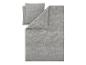 Parure de lit grise et taies d'oreiller sur fond blanc