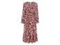 Une longue robe rouge à fleurs blanches.