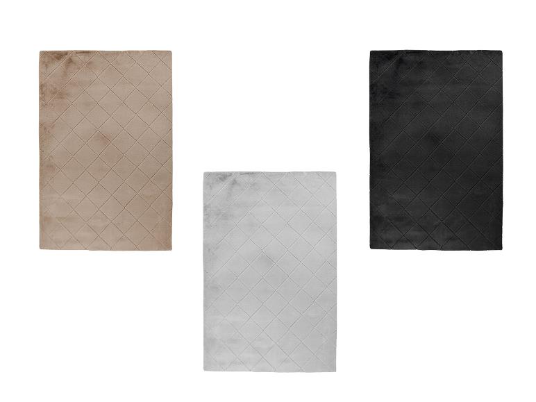 Trois tapis en beige, gris et noir avec un motif en losanges.