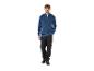 Homme en pull bleu et pantalon de travail noir.