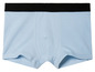 Un boxer bleu clair avec une ceinture noire.