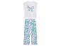 T-shirt blanc avec imprimé papillon et pantalon rose et vert à fleurs.