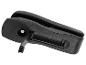 Agrafeuse Staples noire avec support ouvert sur fond blanc