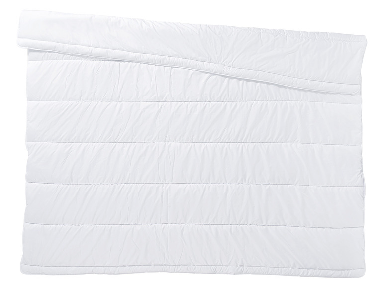 Couette blanche avec un motif matelassé rayé.