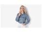Une femme portant une veste en jean bleu clair