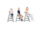 Trois enfants assis sur des chaises grises pour enfants.