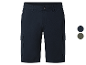 Shorts cargo bleu marine et vert foncé.