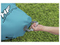 Une main tenant une veste de sauvetage gonflable Hydro-Force.