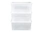 Trois boîtes de rangement transparentes empilées.