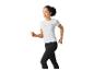 Femme courant en t-shirt blanc et leggings noirs.