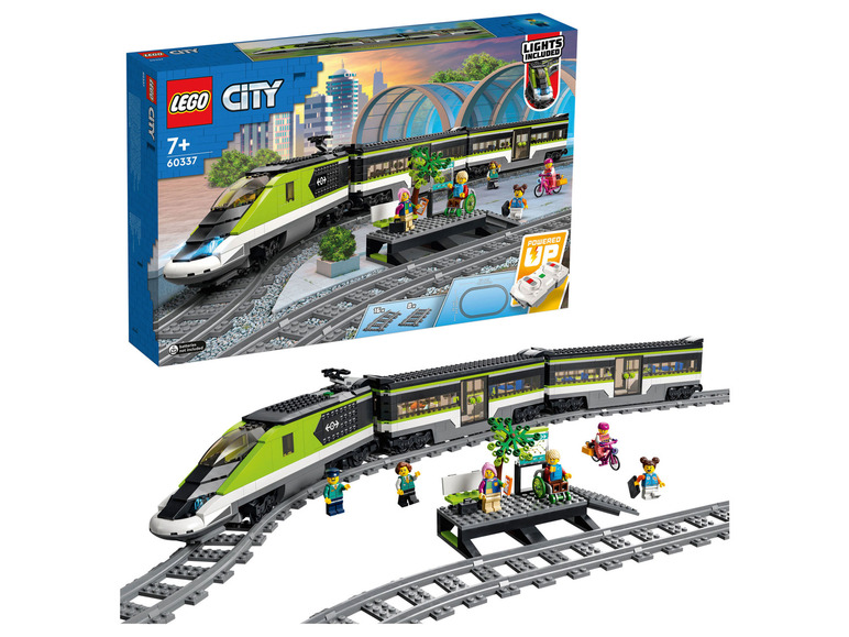 Un train LEGO City vert avec des lumières et une télécommande.