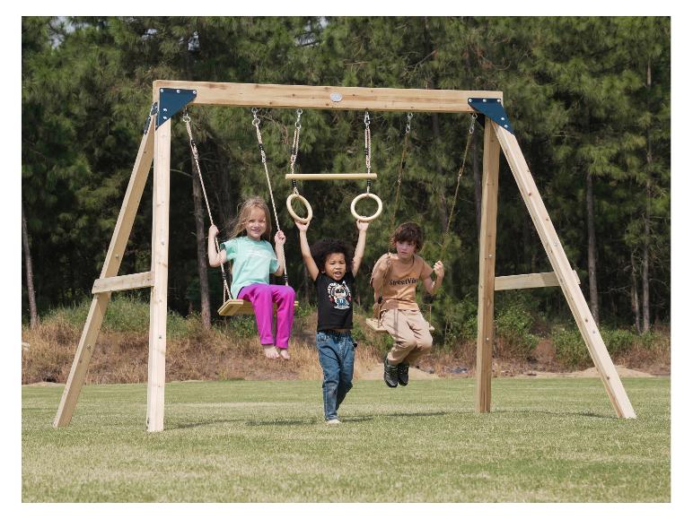 Enfants jouant sur une balançoire en bois avec des anneaux de gymnastique et une balançoire à planche.