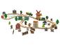 Train en bois avec une ferme, des voitures et des figurines.