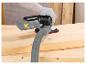Une personne ponce une planche de bois avec une ponceuse électrique sans fil.