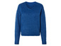 Un pull bleu en tricot avec un col en V.