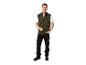 Homme en gilet polaire vert, T-shirt blanc et pantalon de travail noir.