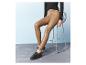 Une femme portant un pantalon en cuir marron et des chaussures noires.