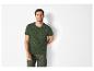 T-shirt et pantalon cargo vert olive à motif tropical.