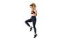 Femme en leggings et brassière de sport, cheveux attachés, pendant l'exercice.