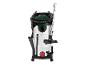 Aspirateur industriel avec tuyau, tube et divers accessoires, sur roulettes.