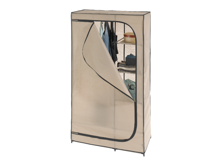 Une armoire textile beige avec des vêtements et des accessoires.