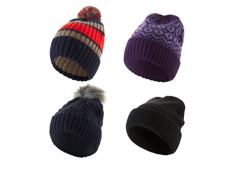 Quatre bonnets d'hiver, dont un rayé, un violet à motifs, un bleu avec pompon et un noir.