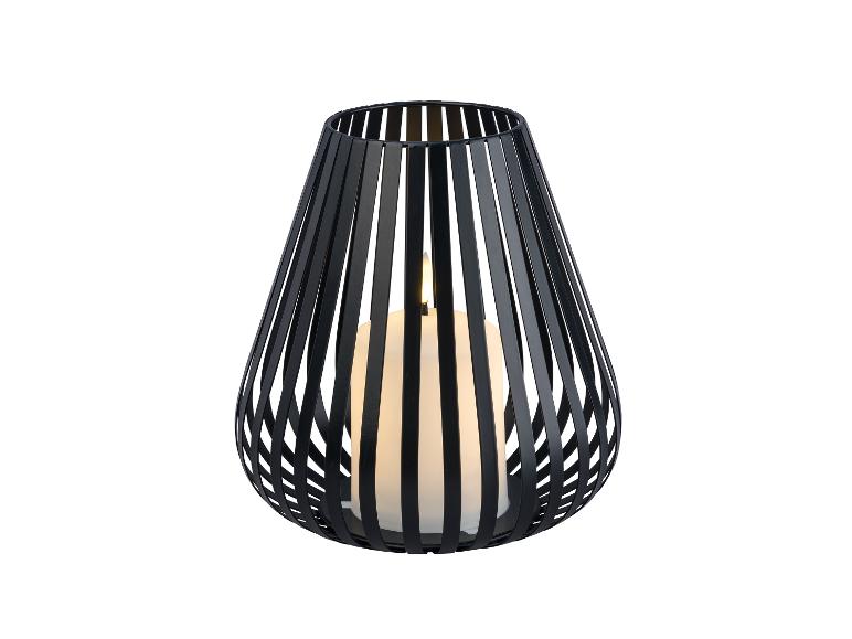 Bougeoir en métal noir avec une bougie blanche.