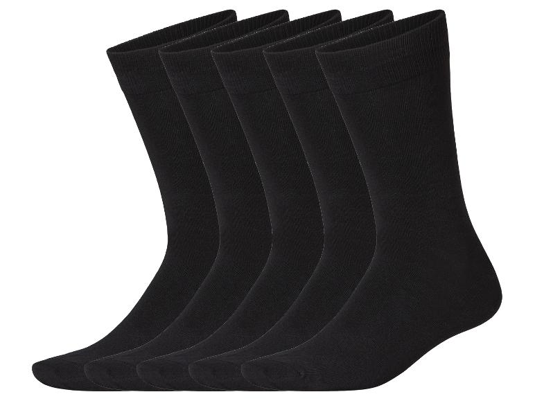 Cinq chaussettes noires unies, disposées en diagonale.