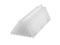 Une pile de bâtonnets de colle blanche pour un pistolet à colle chaude.