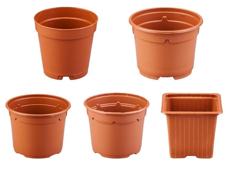 Lot de cinq pots de plantation marron, ronds et carrés.