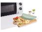 Une omelette, un moule à omelette en silicone et une planche à découper