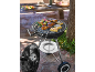 Barbecue au charbon avec poulet, halloumi et brochettes de légumes cuisant en extérieur.
