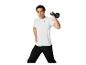 Homme en t-shirt blanc et pantalon noir tenant un kettlebell noir.
